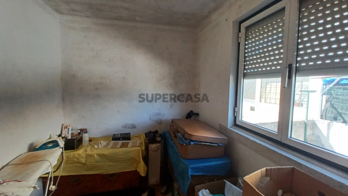 Prédio com habitação, armazém, e logradouro a 3 minutos de Tomar.