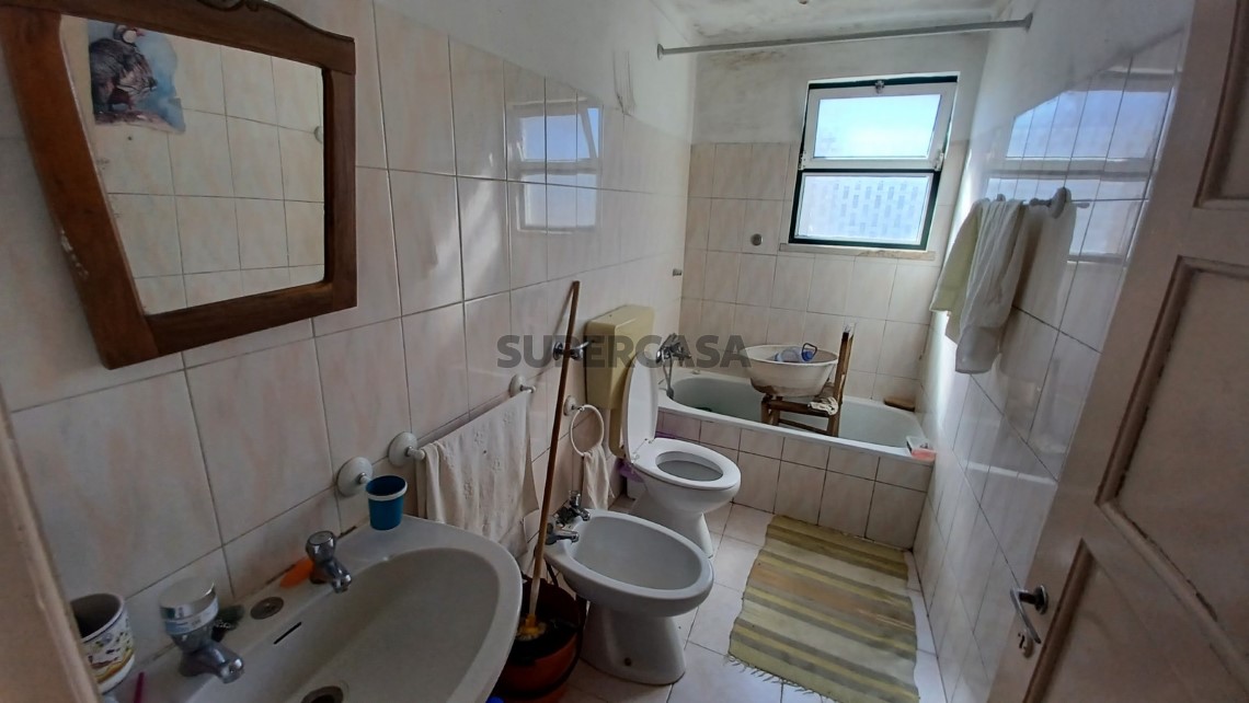 Prédio com habitação, armazém, e logradouro a 3 minutos de Tomar.