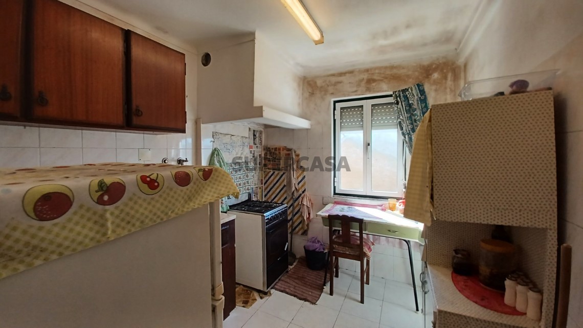 Prédio com habitação, armazém, e logradouro a 3 minutos de Tomar.