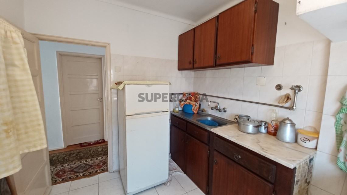 Prédio com habitação, armazém, e logradouro a 3 minutos de Tomar.