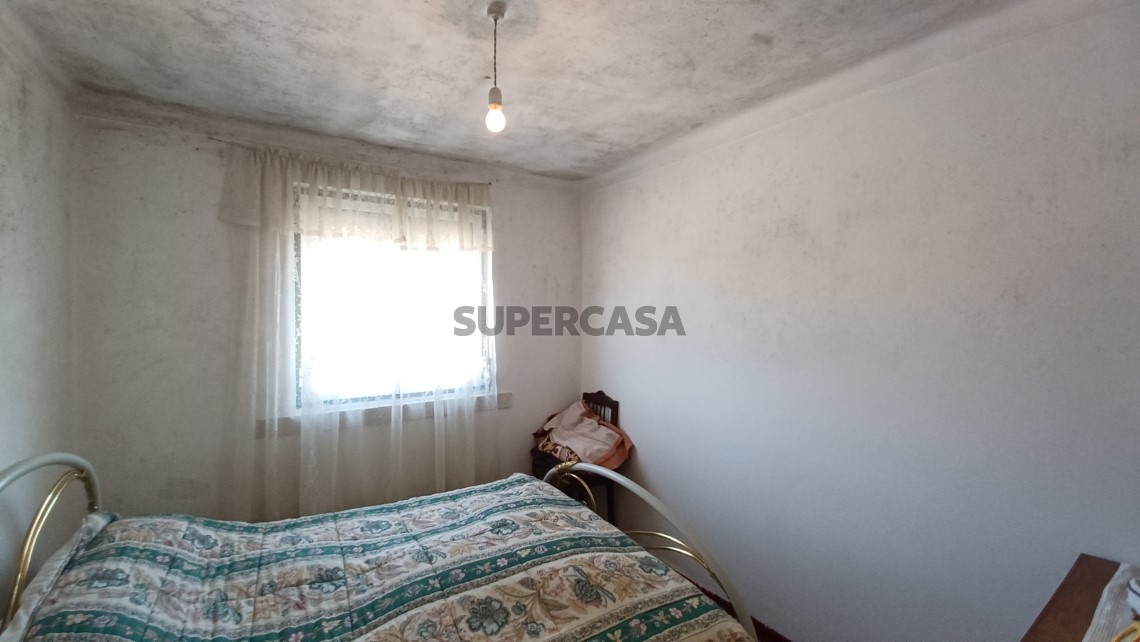 Prédio com habitação, armazém, e logradouro a 3 minutos de Tomar.