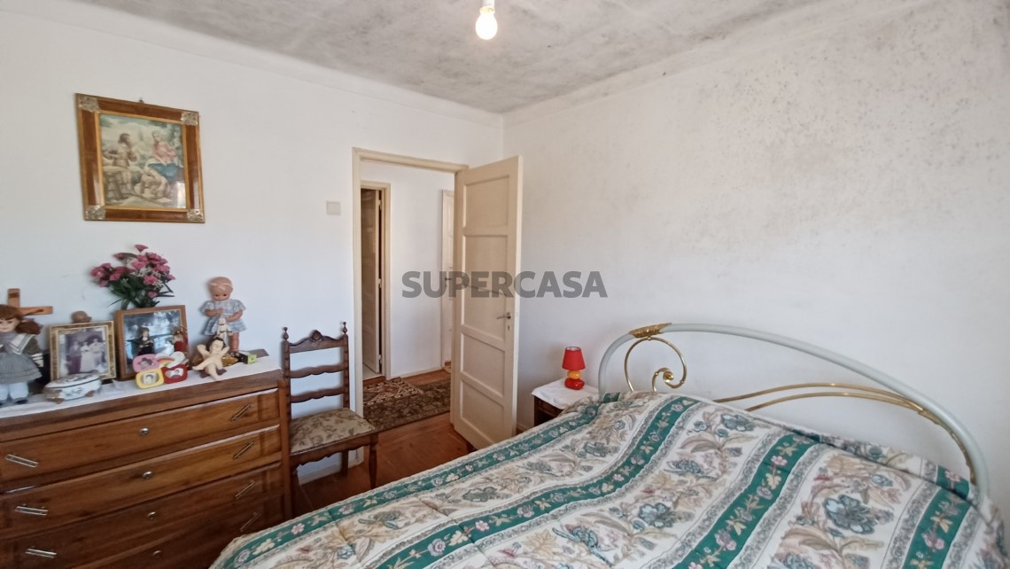 Prédio com habitação, armazém, e logradouro a 3 minutos de Tomar.