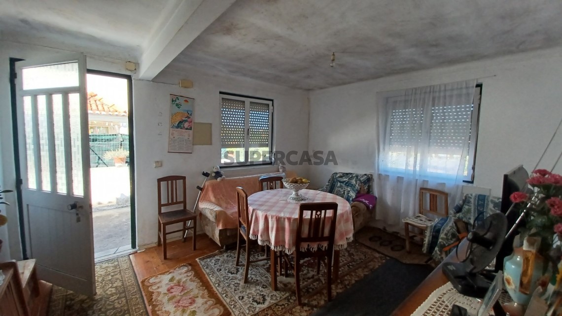 Prédio com habitação, armazém, e logradouro a 3 minutos de Tomar.
