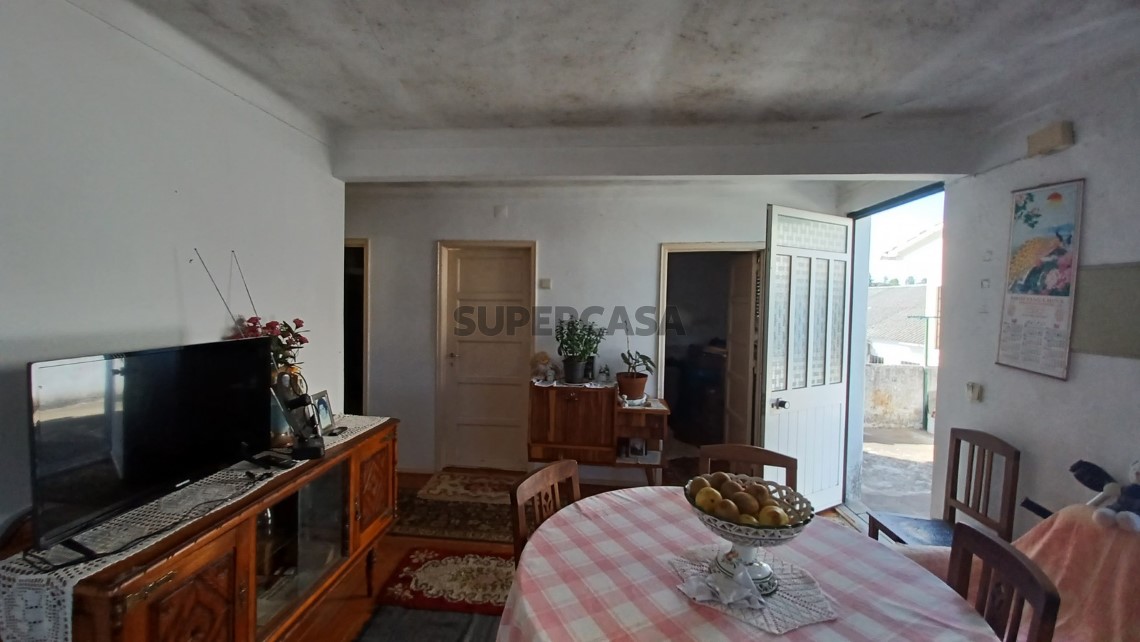 Prédio com habitação, armazém, e logradouro a 3 minutos de Tomar.