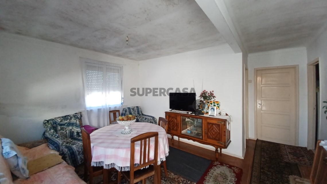 Prédio com habitação, armazém, e logradouro a 3 minutos de Tomar.