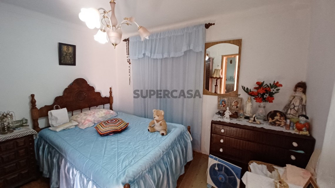 Prédio com habitação, armazém, e logradouro a 3 minutos de Tomar.