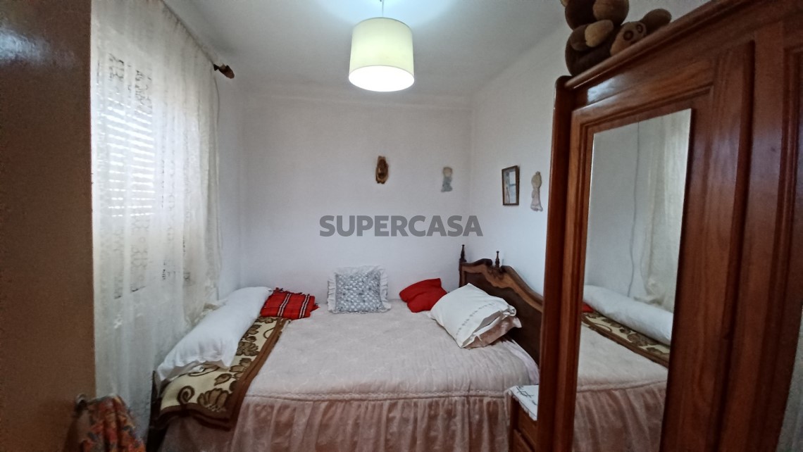 Prédio com habitação, armazém, e logradouro a 3 minutos de Tomar.
