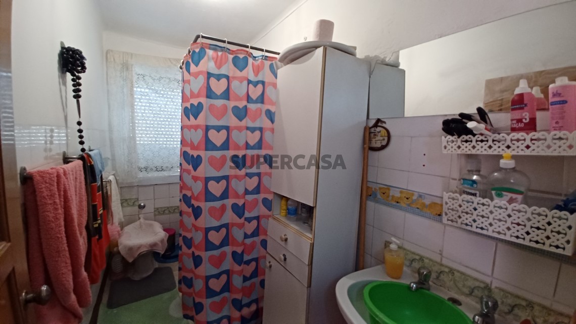 Prédio com habitação, armazém, e logradouro a 3 minutos de Tomar.