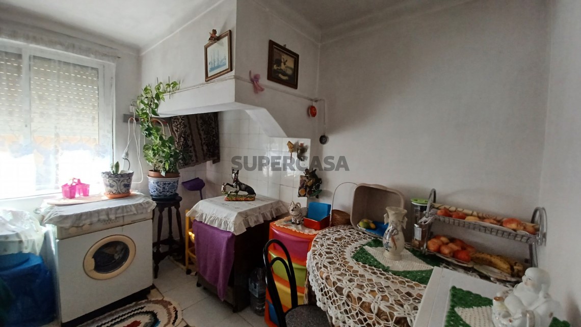 Prédio com habitação, armazém, e logradouro a 3 minutos de Tomar.