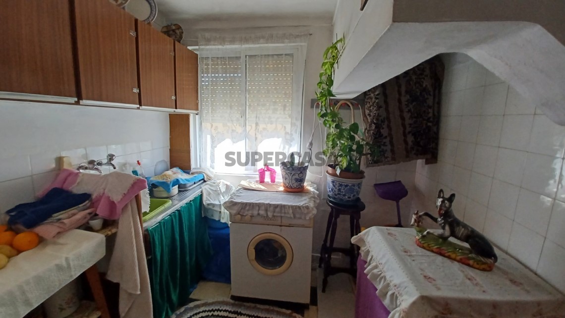 Prédio com habitação, armazém, e logradouro a 3 minutos de Tomar.