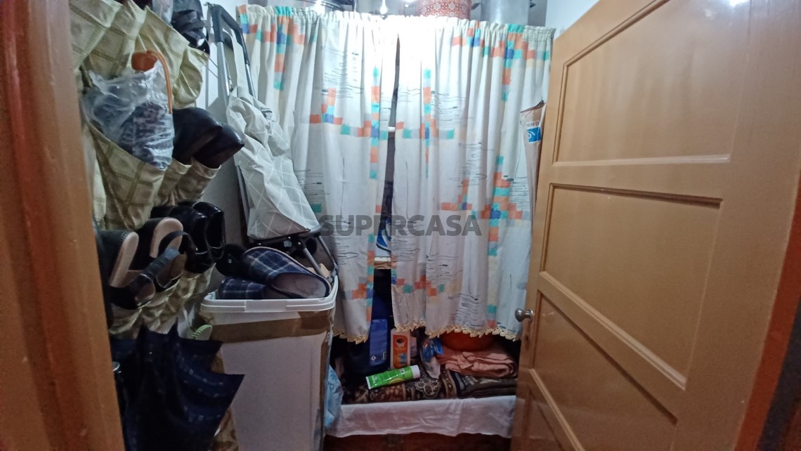 Prédio com habitação, armazém, e logradouro a 3 minutos de Tomar.