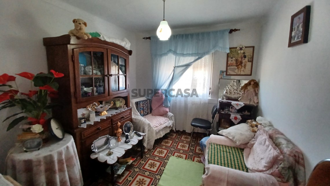 Prédio com habitação, armazém, e logradouro a 3 minutos de Tomar.