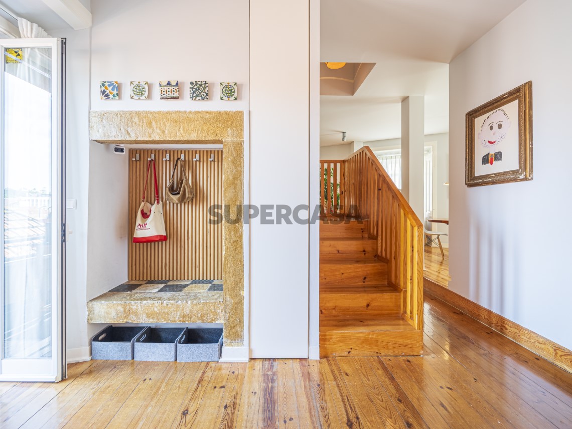 Apartamento T4 Duplex, Varandas e Garagem - Calçada de Santo António