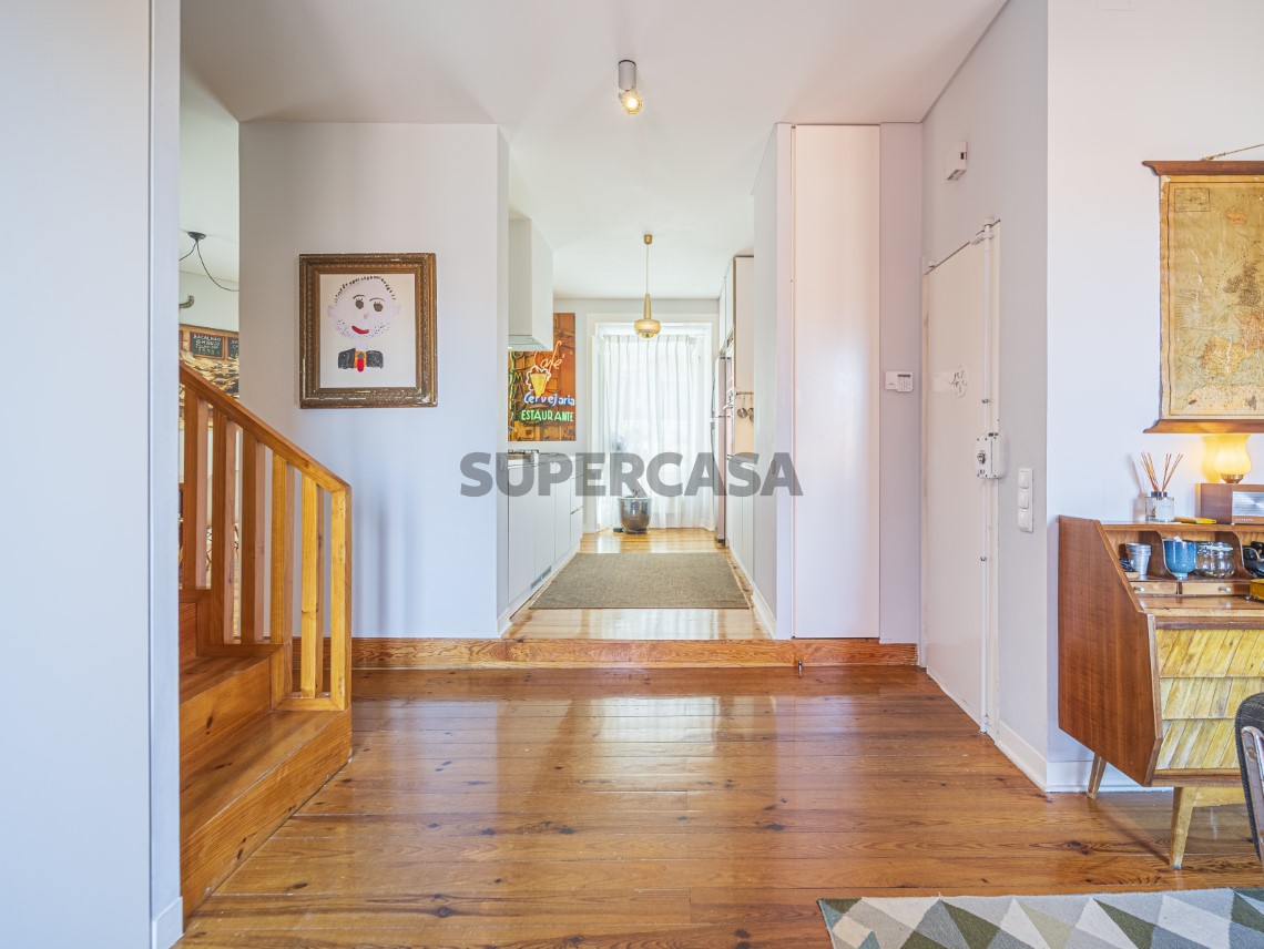 Apartamento T4 Duplex, Varandas e Garagem - Calçada de Santo António