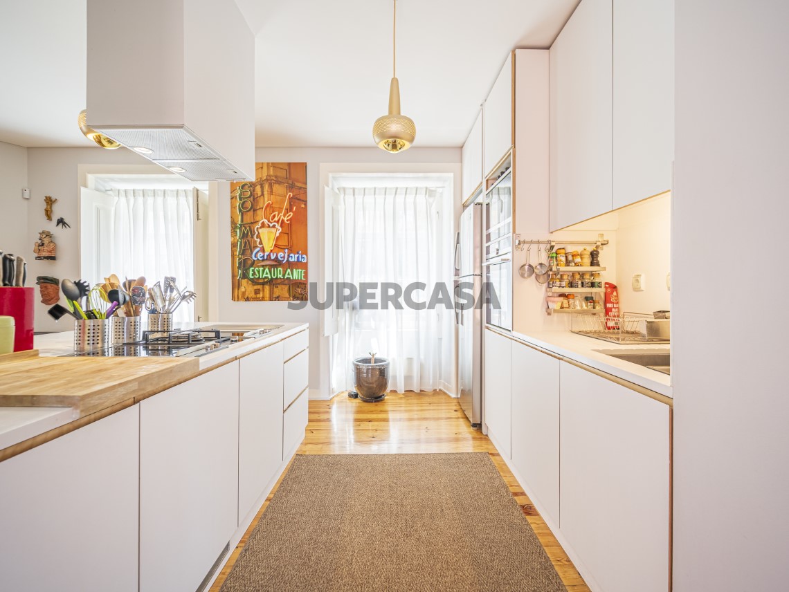 Apartamento T4 Duplex, Varandas e Garagem - Calçada de Santo António
