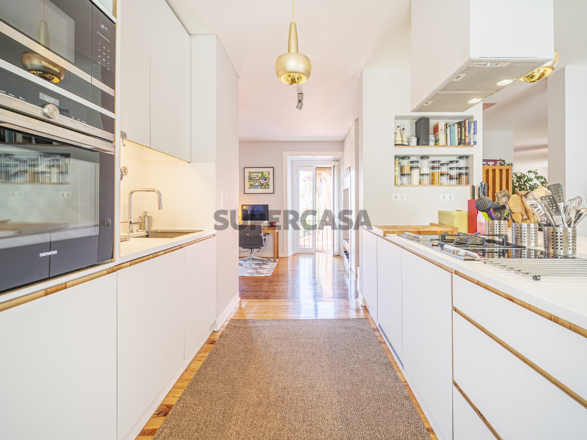 Apartamento T4 Duplex, Varandas e Garagem - Calçada de Santo António