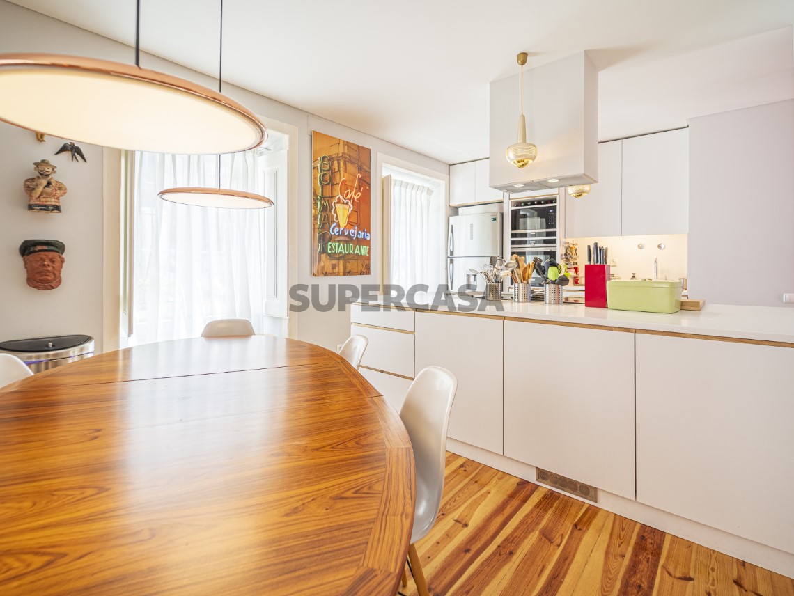 Apartamento T4 Duplex, Varandas e Garagem - Calçada de Santo António