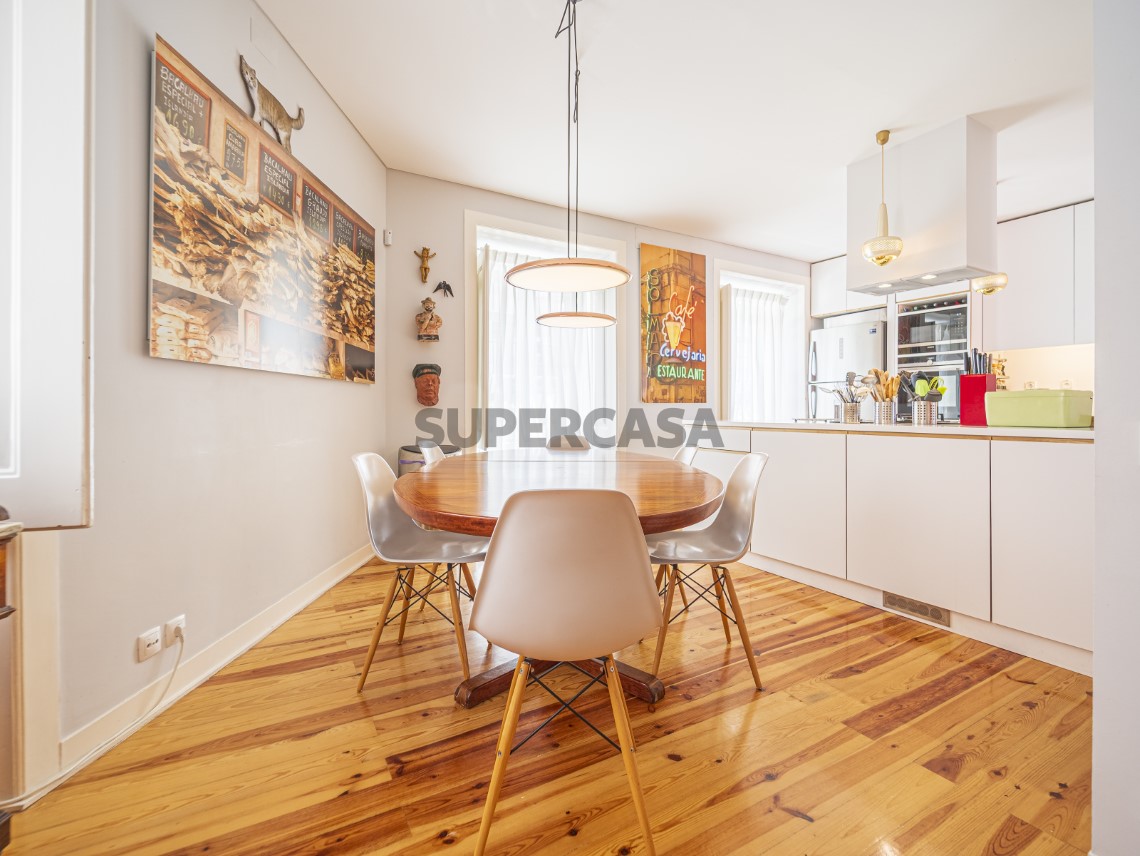 Apartamento T4 Duplex, Varandas e Garagem - Calçada de Santo António