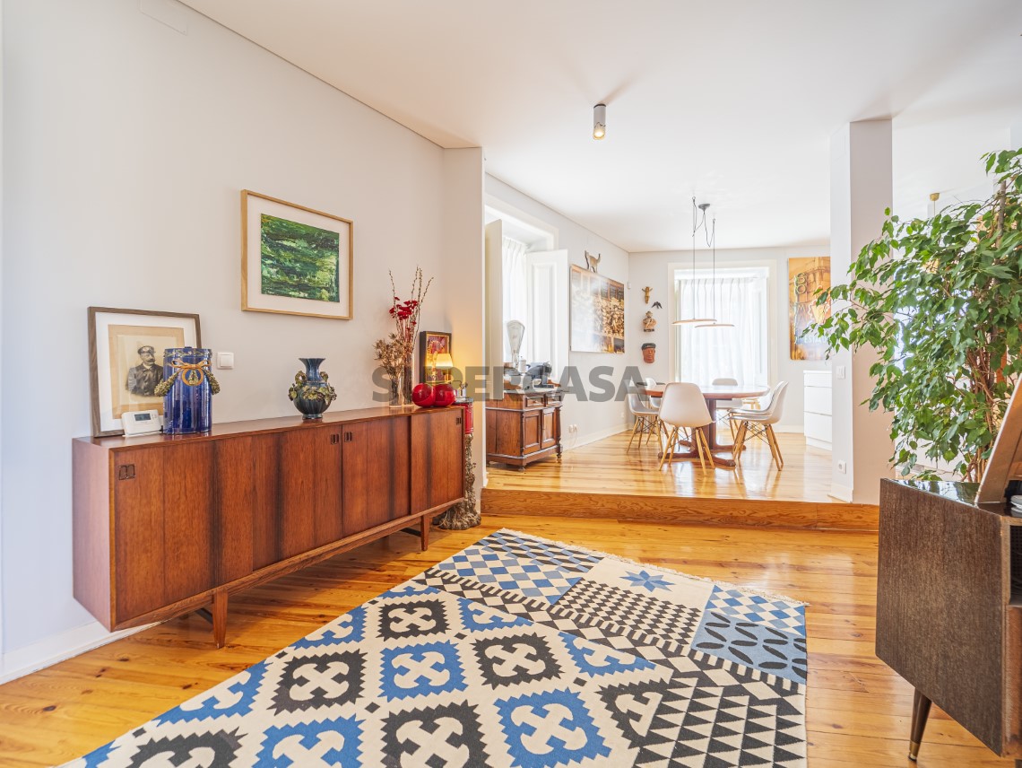 Apartamento T4 Duplex, Varandas e Garagem - Calçada de Santo António