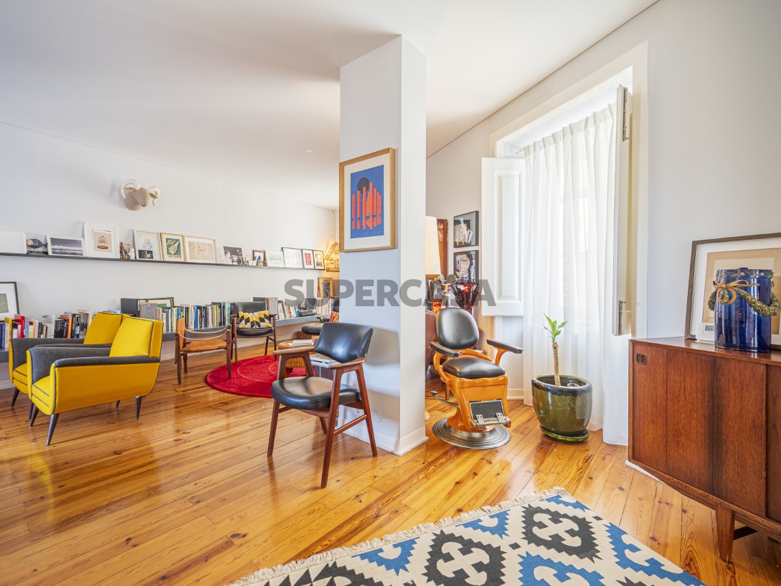 Apartamento T4 Duplex, Varandas e Garagem - Calçada de Santo António