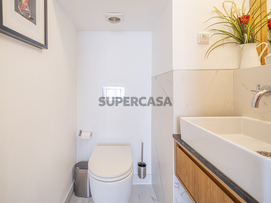 Apartamento T4 Duplex, Varandas e Garagem - Calçada de Santo António