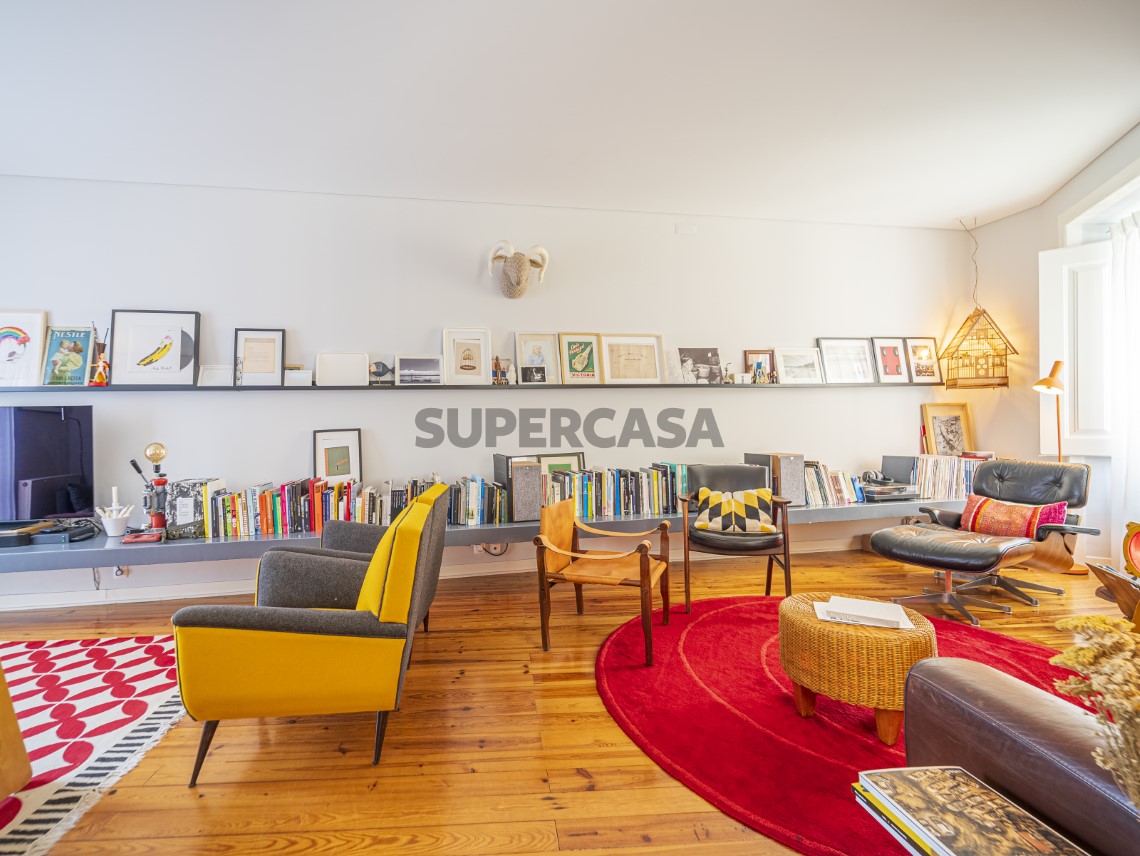 Apartamento T4 Duplex, Varandas e Garagem - Calçada de Santo António