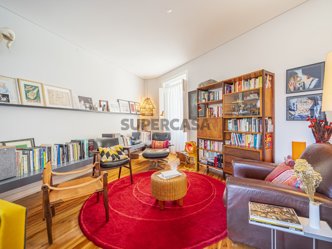 Apartamento T4 Duplex, Varandas e Garagem - Calçada de Santo António