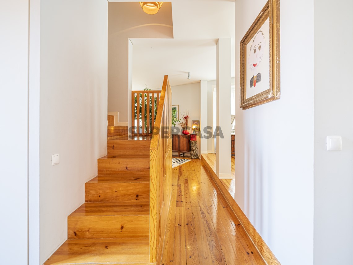 Apartamento T4 Duplex, Varandas e Garagem - Calçada de Santo António