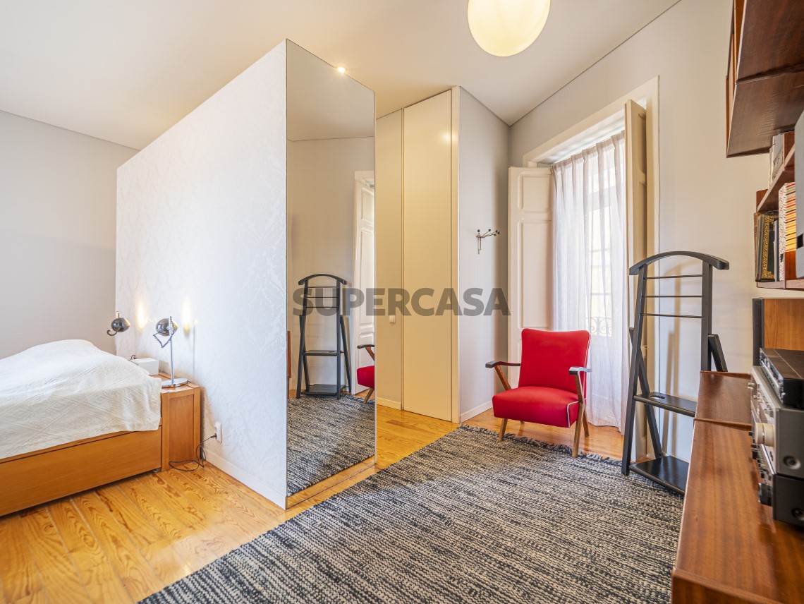Apartamento T4 Duplex, Varandas e Garagem - Calçada de Santo António