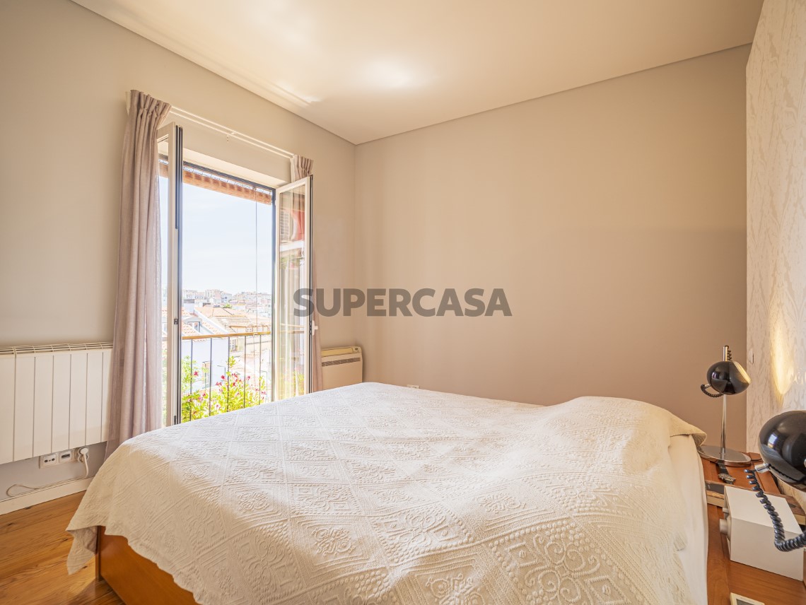 Apartamento T4 Duplex, Varandas e Garagem - Calçada de Santo António