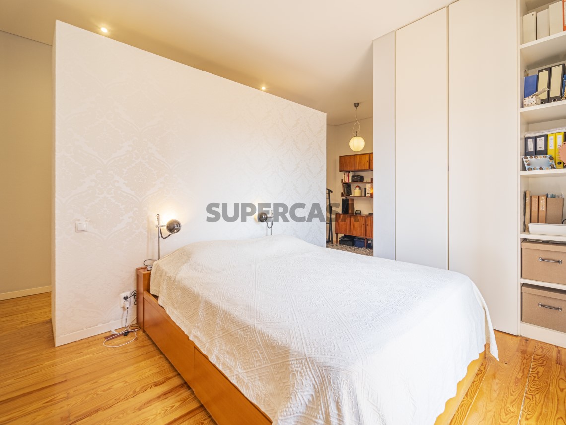 Apartamento T4 Duplex, Varandas e Garagem - Calçada de Santo António