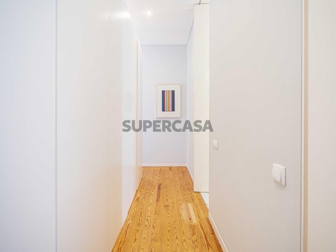 Apartamento T4 Duplex, Varandas e Garagem - Calçada de Santo António