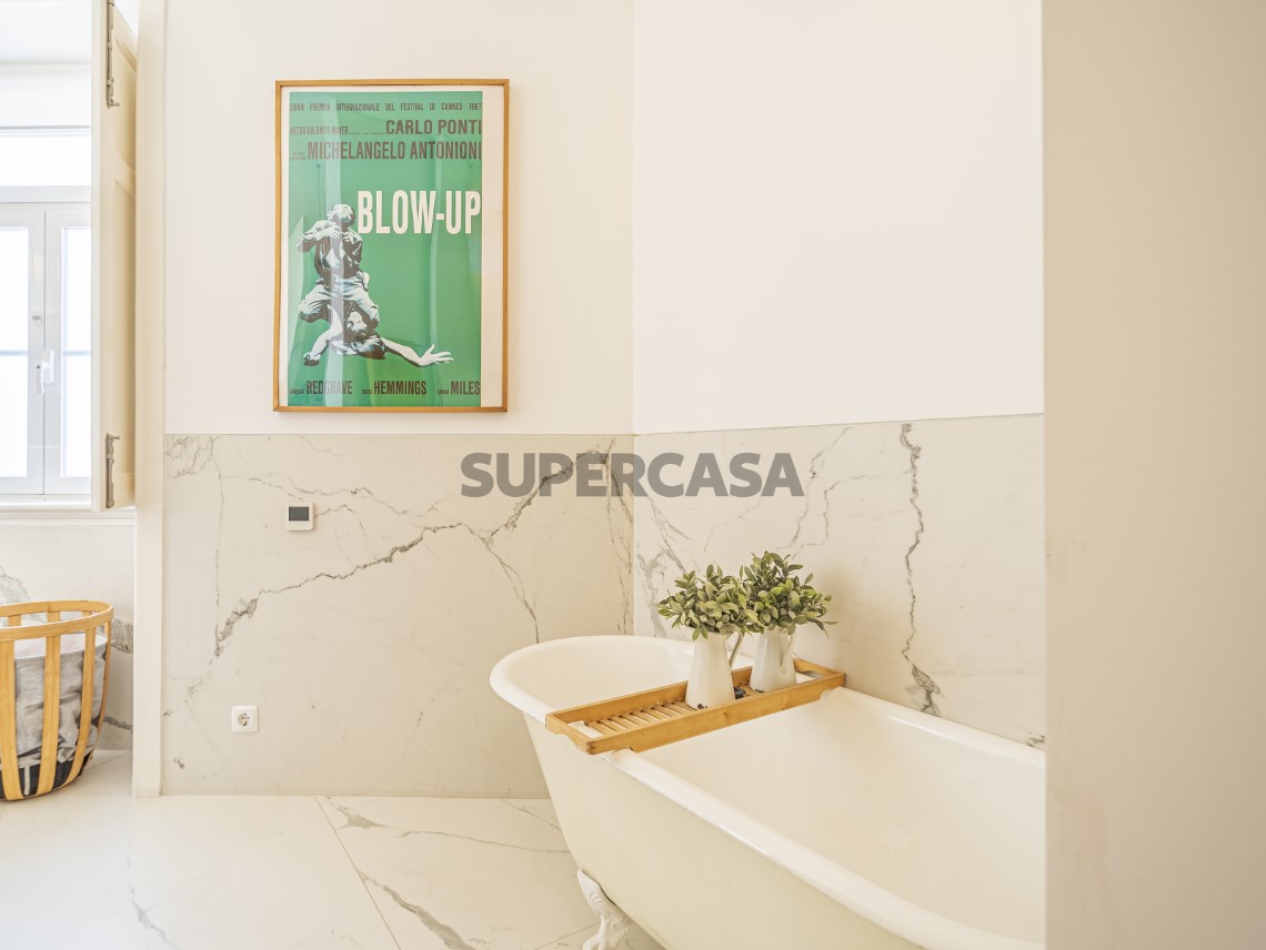 Apartamento T4 Duplex, Varandas e Garagem - Calçada de Santo António