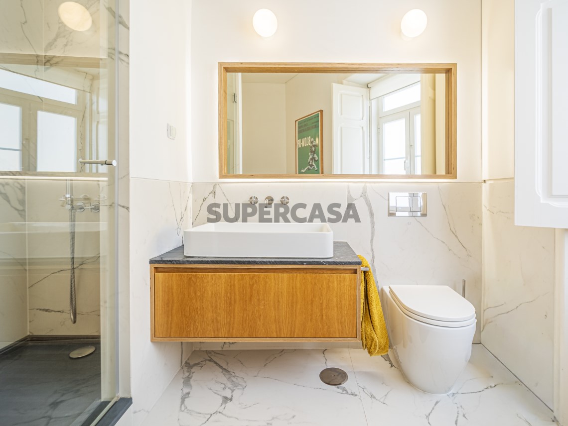 Apartamento T4 Duplex, Varandas e Garagem - Calçada de Santo António