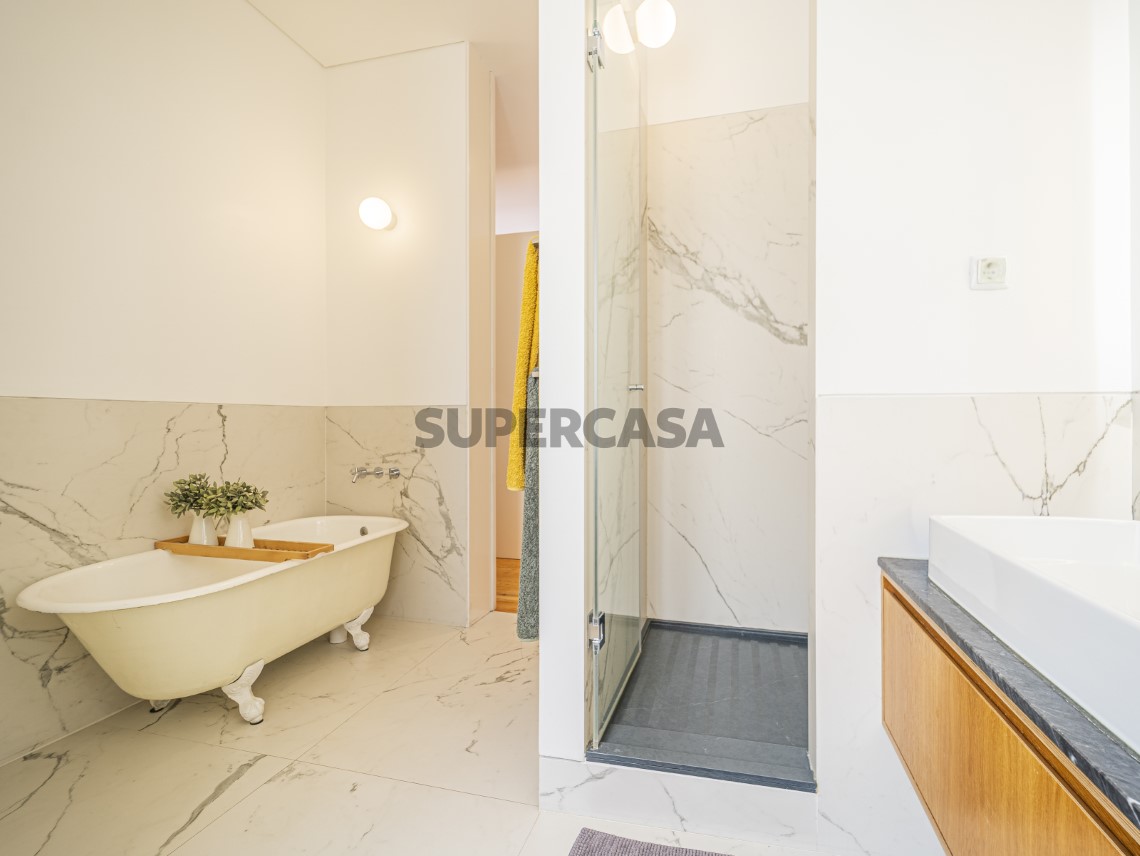 Apartamento T4 Duplex, Varandas e Garagem - Calçada de Santo António