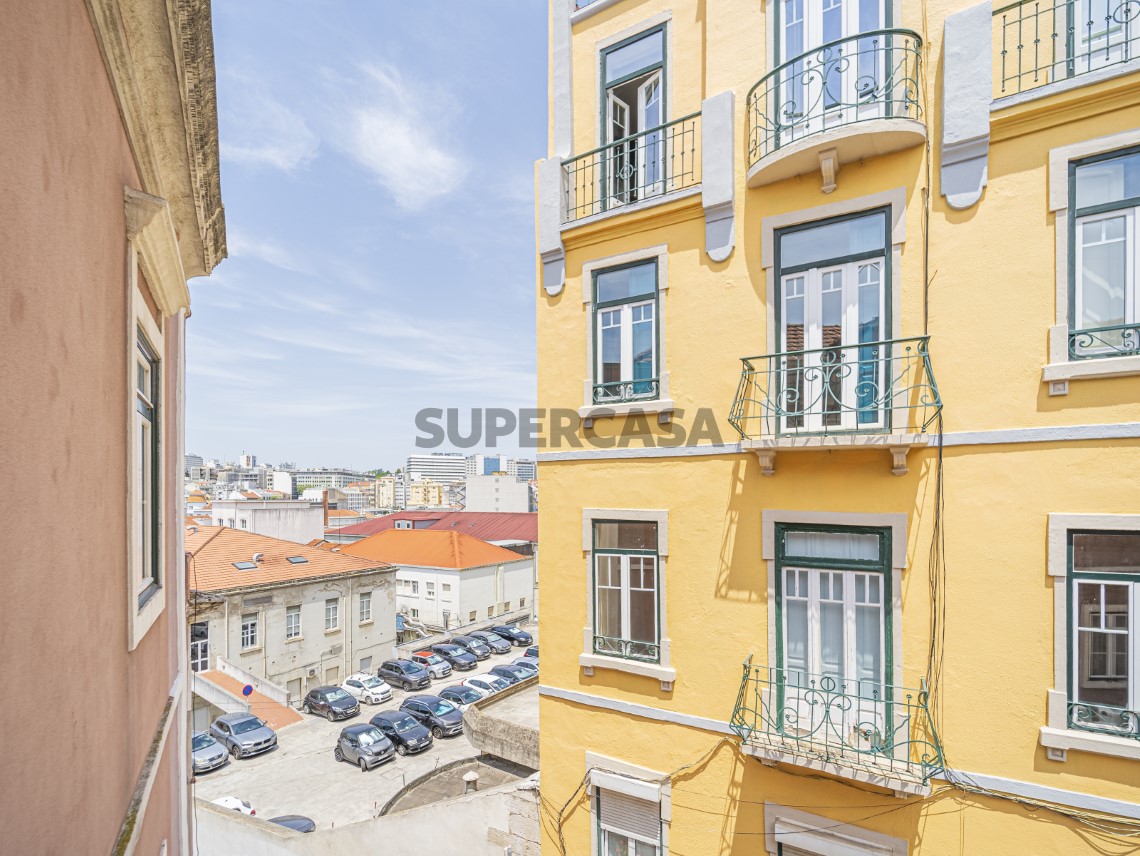 Apartamento T4 Duplex, Varandas e Garagem - Calçada de Santo António