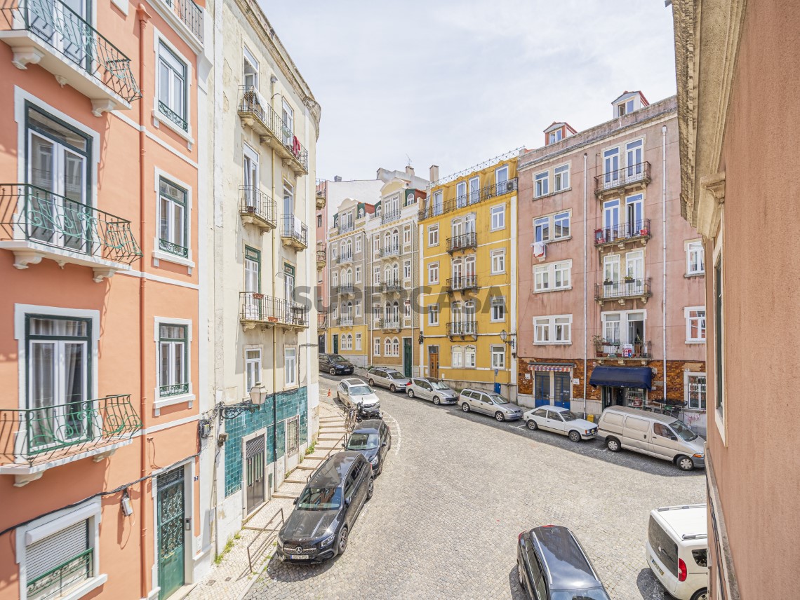 Apartamento T4 Duplex, Varandas e Garagem - Calçada de Santo António