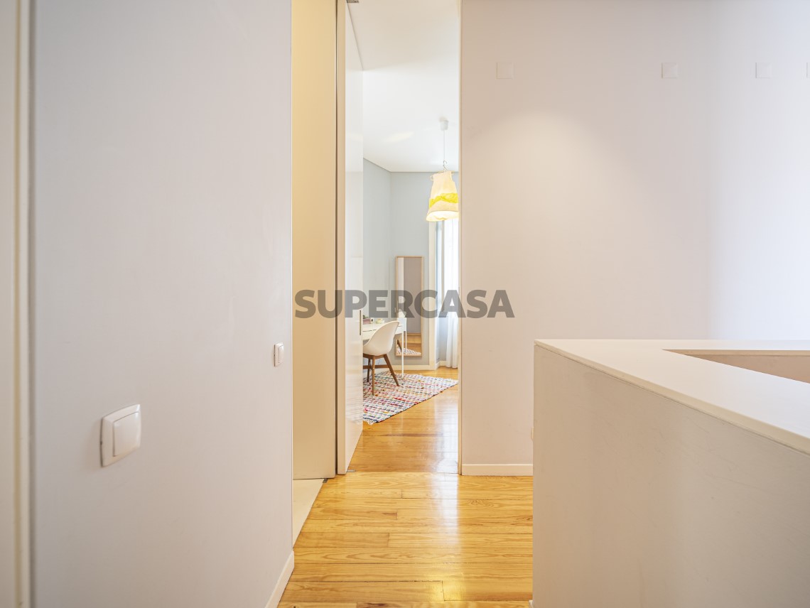 Apartamento T4 Duplex, Varandas e Garagem - Calçada de Santo António
