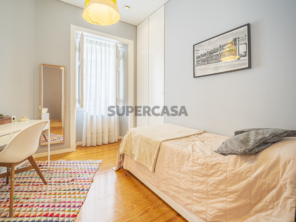 Apartamento T4 Duplex, Varandas e Garagem - Calçada de Santo António