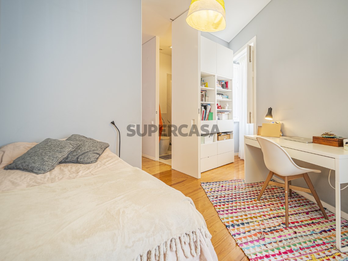 Apartamento T4 Duplex, Varandas e Garagem - Calçada de Santo António