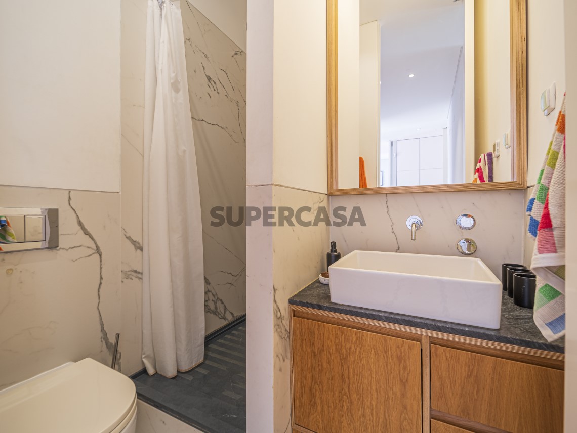 Apartamento T4 Duplex, Varandas e Garagem - Calçada de Santo António