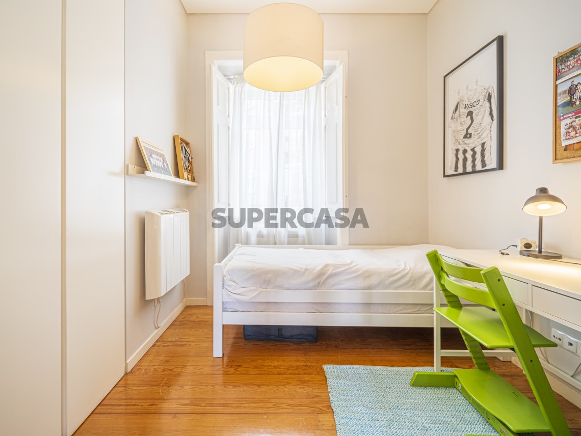 Apartamento T4 Duplex, Varandas e Garagem - Calçada de Santo António