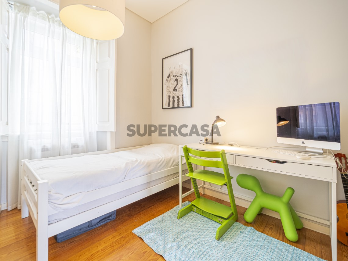 Apartamento T4 Duplex, Varandas e Garagem - Calçada de Santo António