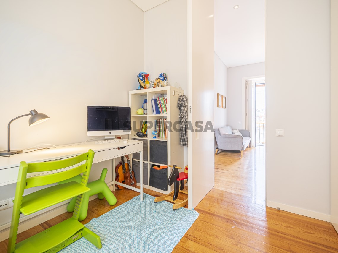 Apartamento T4 Duplex, Varandas e Garagem - Calçada de Santo António
