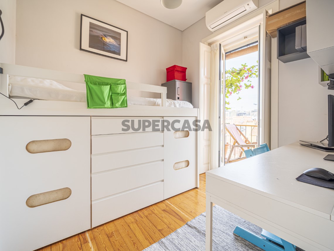 Apartamento T4 Duplex, Varandas e Garagem - Calçada de Santo António