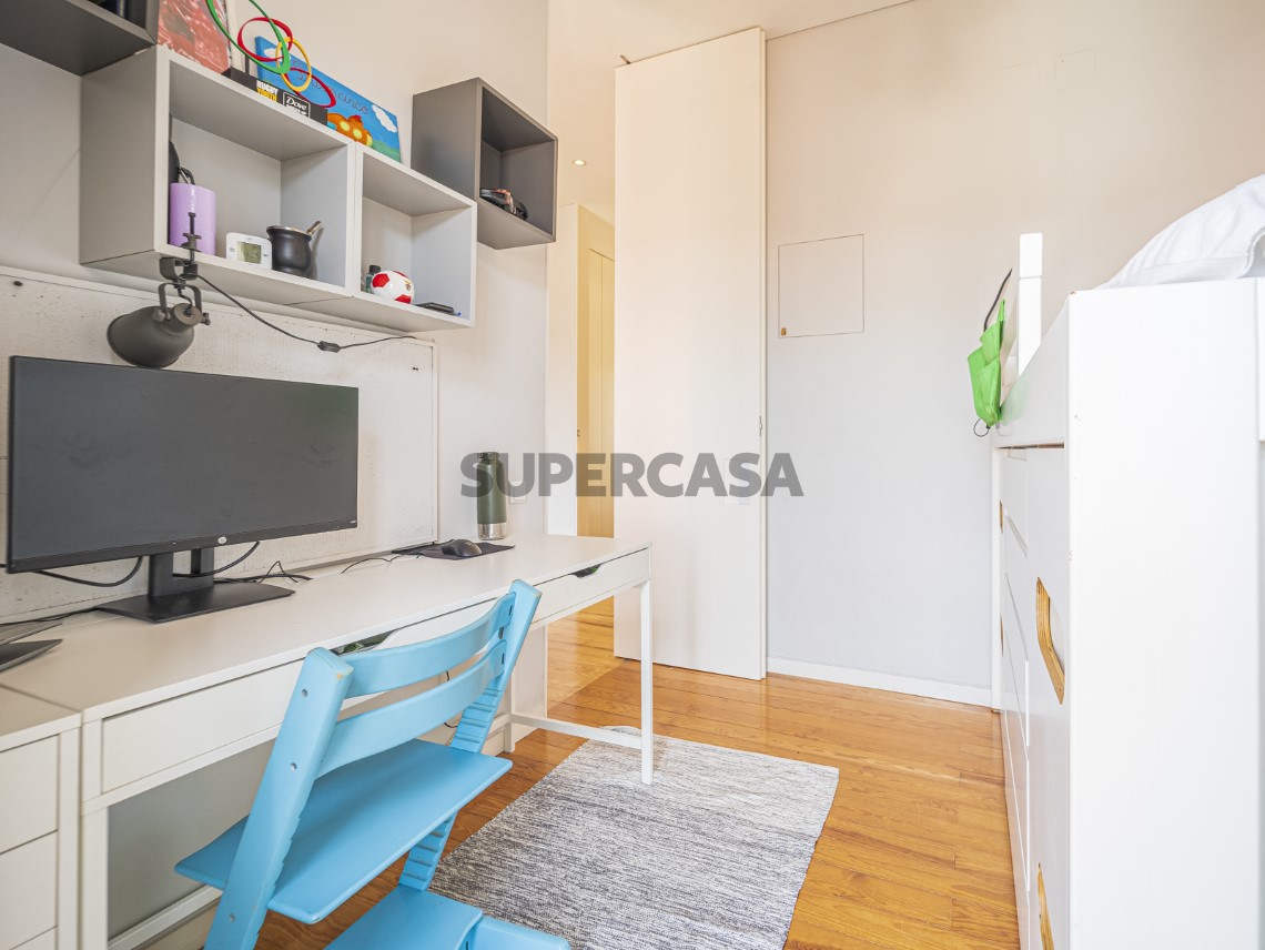 Apartamento T4 Duplex, Varandas e Garagem - Calçada de Santo António
