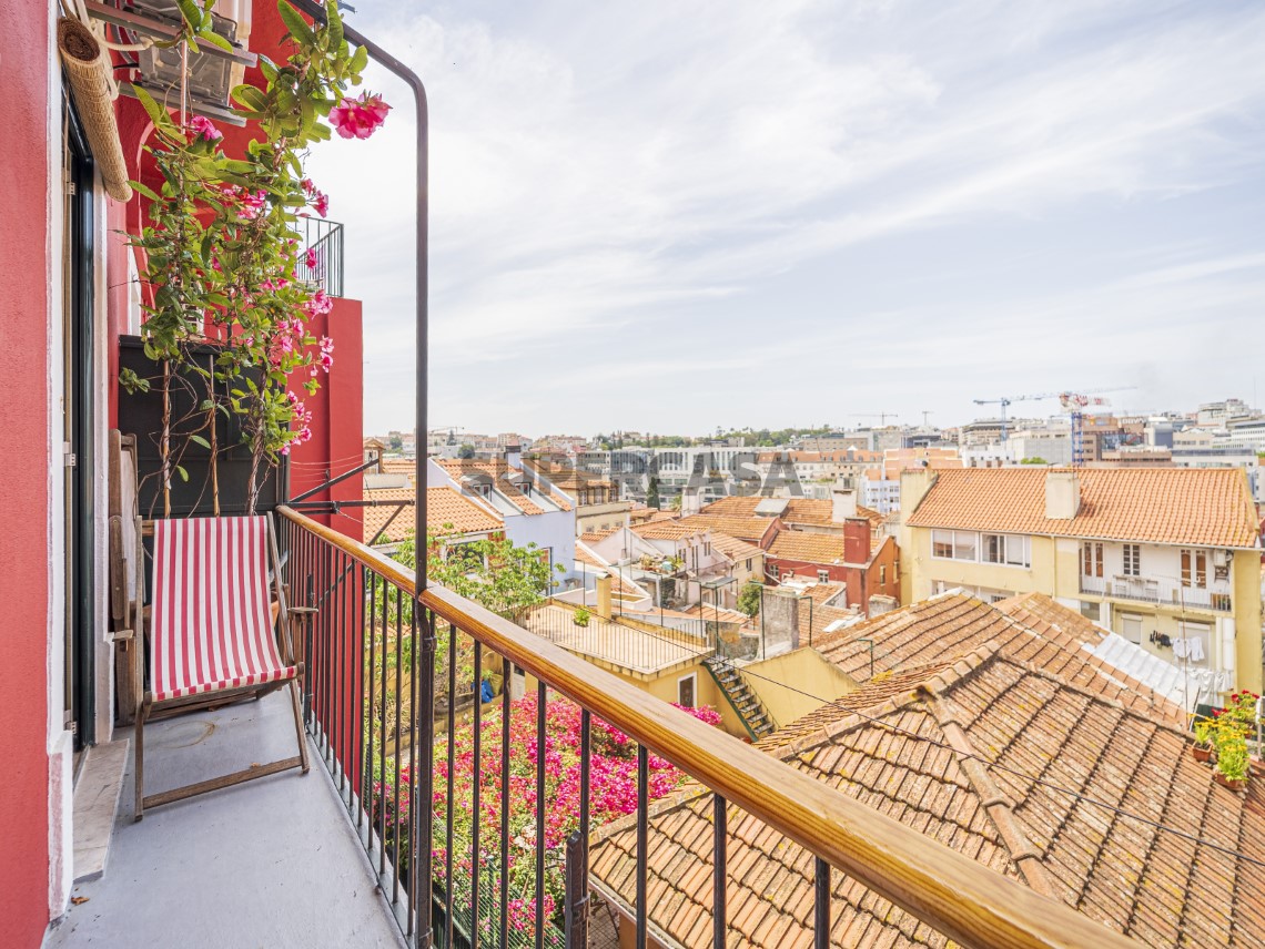 Apartamento T4 Duplex, Varandas e Garagem - Calçada de Santo António