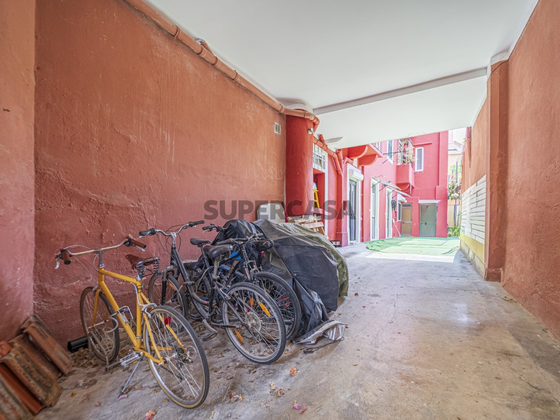 Apartamento T4 Duplex, Varandas e Garagem - Calçada de Santo António