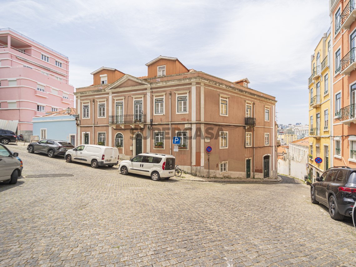 Apartamento T4 Duplex, Varandas e Garagem - Calçada de Santo António