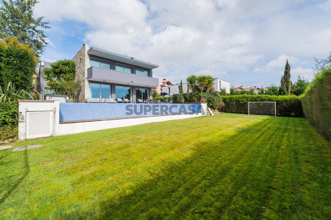 Campo de jogos e piscina